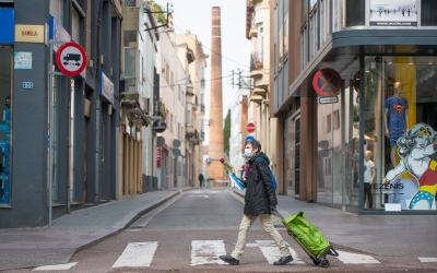 Una dona porta una rosa passejant per la Rambla | Roger Benet 
